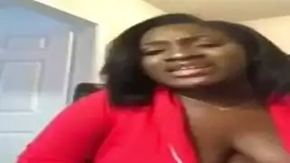 لعبة السراويل الوردية: استمناء قوي أمام المرآة