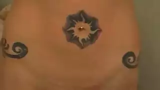 فتاة جميلة نحيفة تأخذ قضيبًا ضخمًا في جلسة جماع شديدة