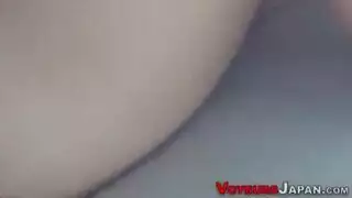 ثعلبة آسيوية تُدمر مهبلها المبلل، تئن بشراسة في العراء