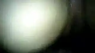 امرأة متزوجة تمتص الديك الصخري الصخري في حبيبها أثناء الركوع على الأرض، مثل عاهرة حقيقية