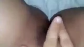 الفتاة المثيرة تفتح ساقيها وتدلك كسها المشعر