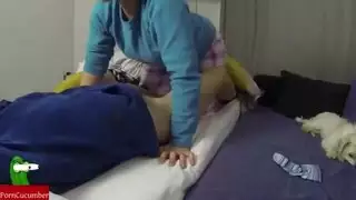  الوالدان غائبان، صديقة تمص القضيب وتتعرض للضرب