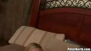 أثداء مدورة مكشوفة لإغوائه لممارسة جنس إباحي