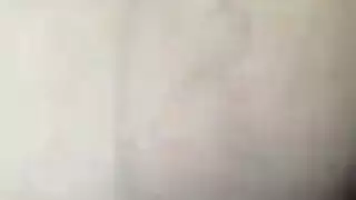 الفتاة حمراء الشعر كاندي لين تضع قبضتها في فرج جينا الصغيرة تحت أشعة الشمس القاسية