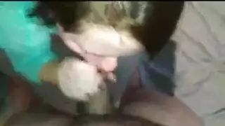 فتاة صغيرة ممتلئة تركب قضيبًا غليظًا ثم تأخذه في حلقها