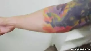 شابة حمراء تخدم قضيباً غليظاً بين الأرفف