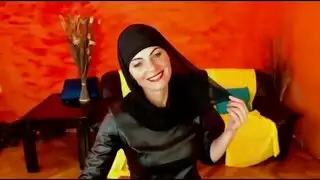 تحاول اغراء لخوها