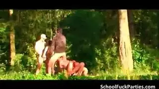قاصر؟ لا هذه الحفلة للمراهقين هي فعل صريح بحت