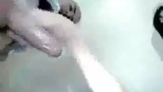 صديق يائس يُدمر قضيبه من قبل فتاة سمراء