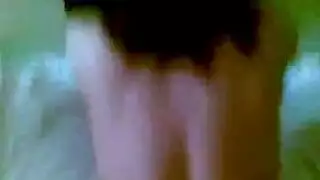 المرأة الكبيرة ذات الشعر الأسود الطويل تستمني شقها المبلل حتى النشوة