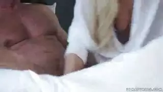 ركوب شقراء ساخنة عكس الفارس ينتهي بالضغط على ثدي ضخم