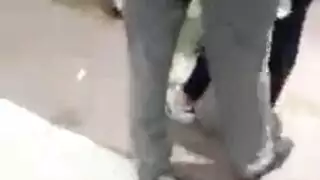 رجل وسيم يراقب سخيف والاستمتاع به أكثر، في حين أن زوجاته في حاجة