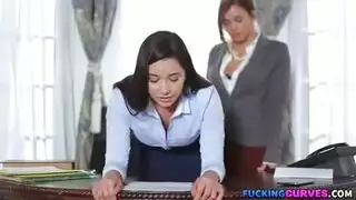 عاهرة الجائزة تأخذ أضخم قضيب بعمق