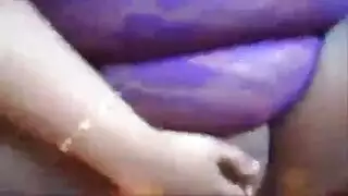 مصرية تنزل بينها