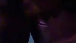 الفتاة السمراء تحب أن تُضرب بقوة