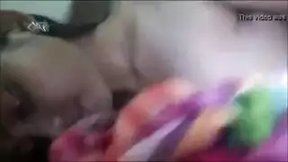 سمراء ذات خبرة ترتدي نظارات تلمس نفسها في العمل