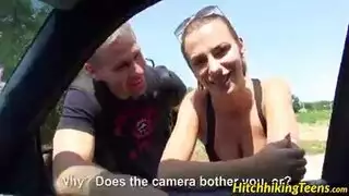 جنس مراهقة ساخنة: نجمة إباحية سمراء في الطريق