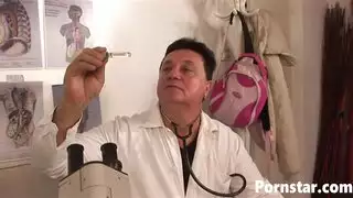 زوج مقيد على الكرسي مجبر على مشاهدة زوجته تمارس الجنس بقوة