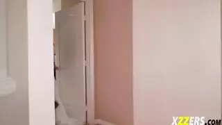 يطلعه من الكس و يدخله في الطيز