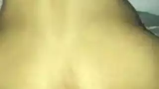 ٣ فمها مملوء وأصابع تدفعها للهزات المتعددة