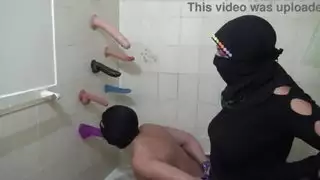 الزوج الخاضع يشاهد زوجته العربية تُمارس الجنس في باريس