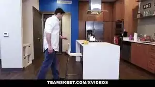 ام قلقة على ابنتعا من جامعة