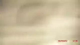 ثنائي عاطفي من أعراق مختلفة يمارسان الجنس العنيف في السرير