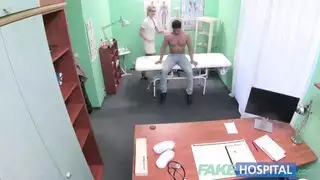 زوجه جسمها الفاتن الهايجساخنه مشتهيه نيك بقوة تغري جارها من اشباك حق المنزل