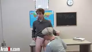 مشهد إباحي: الطالب الذكي يحصل على درس قاسٍ في السرير