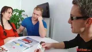 ملكة الشرج الشقراء تأخذه كله في المدخل الخلفي
