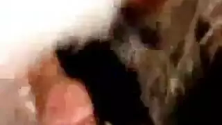 عاهرة مدبوغة تأخذ قذفة في فمها وفرجها