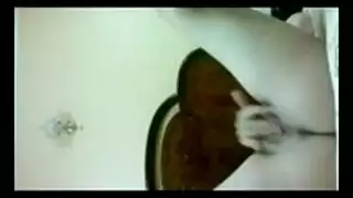 مشهد إباحي في غرفة النوم: مراهقة مثيرة تلمس فرجها المبلل حتى رعشة النشوة