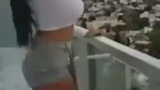 إيفلين كلير في مشهد صريح مع معجبها الأول