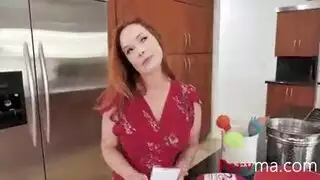 رحلة صريحة لتعديل جسد أم مثيرة