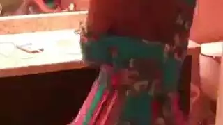 شرقية تظهر شرجها المشعر وعانتها