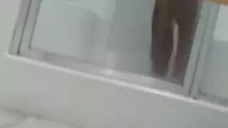 جاسوس يشاهد العاهرة تحلف خلال عرض مباشر عاري