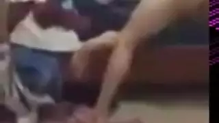 اخ يربط أخته في السرير وهي نائمه ويغتصبها نار ساخن