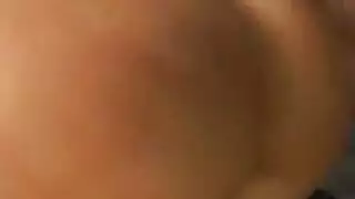 إمرأه ثمينه مع قذم قصير القامه