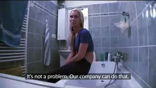 الجار يمارس الجنس بقوة مع عامل الصيانة بانتظام