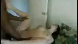 سمراء ساذجة تتوسل لقضيب أسود في مشهد إباحي صريح