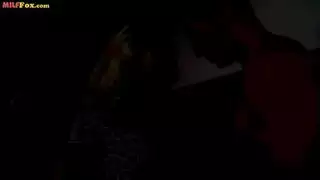 طالب ينيك عاملة في موقع عمل بطريقة خشنية