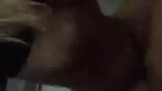 طالبة شقراء ساخنة تملأ مهبلها الضيق بقضيب اصطناعي مزدوج، تئن وتداعب حلمتي ثدييها