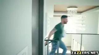 الجار الجديد يملأ فم وفرج ملكة الجمال بالسائل المنوي