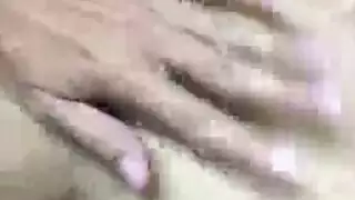 زوجة لاتينية تصرخ في نشوة بينما يمارس زوجها معها جنسًا عنيفًا وقاسيًا