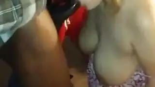 ربة منزل وقحة تمص قضيب أسود بطريقة مذهلة وتأخذ السائل