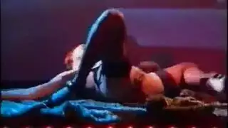 ناتاشا أندروز النخبوية تخدم حراسها في فيلم إباحي صريح