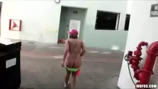 مراهقة سمراء تأخذ قضيبًا صلبًا عميقًا في مؤخرتها الضيقة