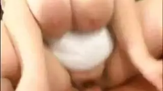 سيدة ناضجة ذات أثداء طبيعية ضخمة تأخذ قضيب شاب بقوة