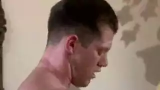 تم تقييد الفتاة الغريبة وتعصيب عينيها والإذلال ، حتى بدأت بالصراخ من دواعي سروري