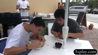 جنس مثلي مكثف: ثنائي إبوني يخدم قضيب أسود كبير